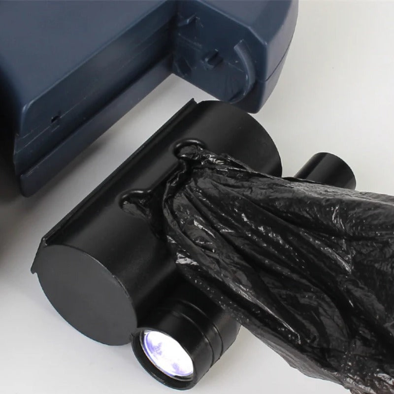 Lampe torche et distributeur de sacs intégrés